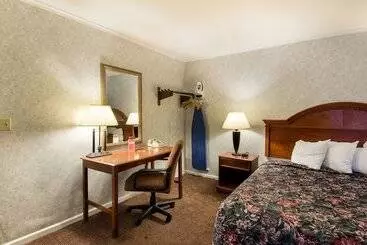Отель Econo Lodge Inn & Suites