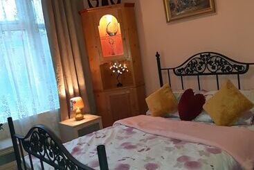 فندق Phoenix Nights Guest House