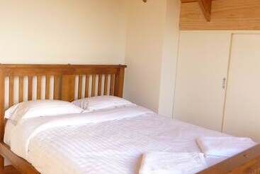 茅舍 Charles Reuben Estate