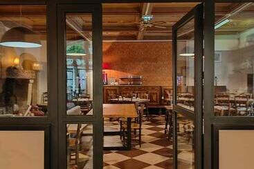 Отель Logis Hôtel Restaurant Le Louvre