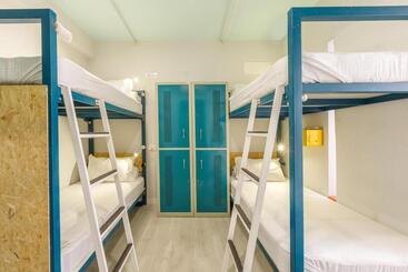 הוסטל Locul Central   Church Street