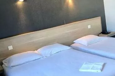 Otel Hôtel Le Bretagne Et Restaurant Le Papillon