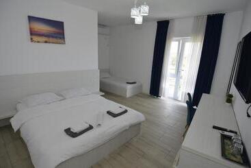 Пансион Glow Guesthouse Costinesti