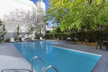 Отель Mantra On Jolimont Melbourne