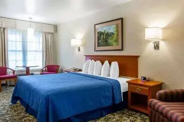 בית מלון כפרי Quality Inn Lake George