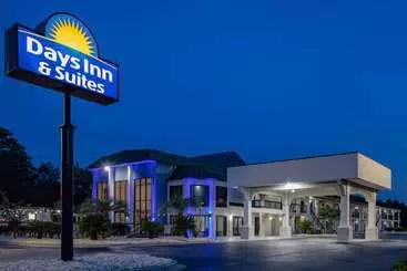 ホテル Days Inn & Suites By Wyndham Savannah Midtown