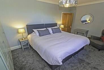 Dom wiejski Streamways Nr Croyde 6 Bedroom, Sleeps 12 16, Hot Tub