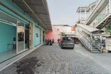 هتل Reddoorz Near Universitas Yarsi