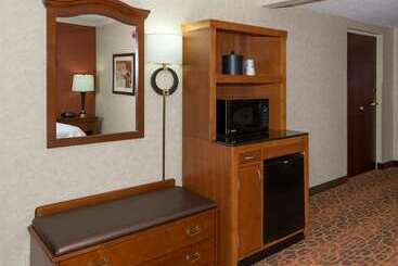 Отель Hampton Inn & Suites Clevelandbeachwood