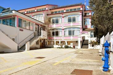 پانسیون Rooms By The Sea Zadar   Diklo, Zadar   16023