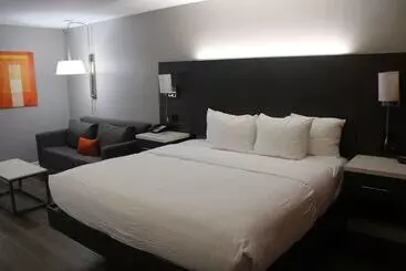 Отель Clarion Pointe Marshall