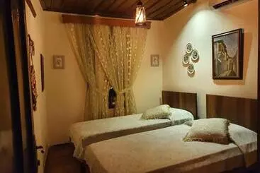 تختخواب و صبحانه Guest House Semani