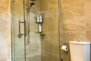 Aston Road Villa Bed & Breakfast