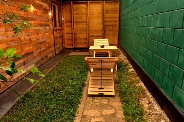 پانسیون The Elephant Next Door