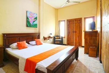 فندق صغير Kuta Bed And Breakfast Plus