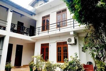 پانسیون Emarald Holiday Homes