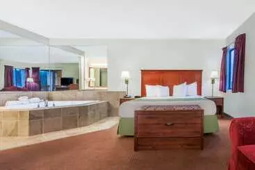 هتل Baymont By Wyndham Enid