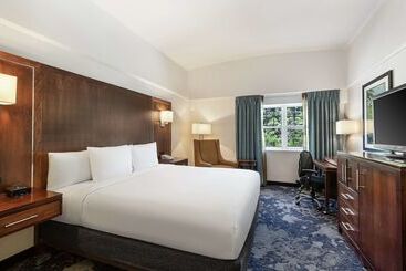 هتل Doubletree By Hilton Cape Cod Hyannis