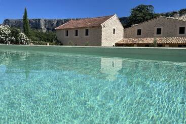 Bed and Breakfast Le Mas Aux Cedres   Teritoria