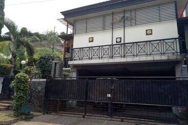 Bed and Breakfast Kembang Guest House