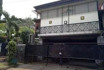 Bed and Breakfast Kembang Guest House