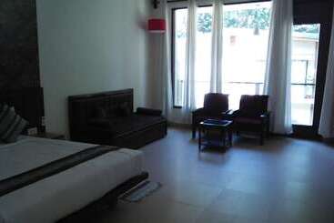 בית מלון כפרי Namami Ganges Resort