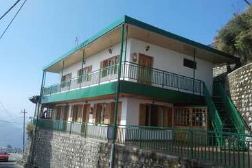 Hotel The Cliffe Cafe & Cottages