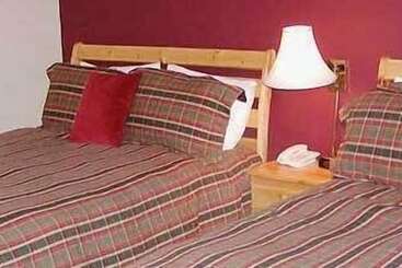 Castle Mountain Ski Lodge   Hostel