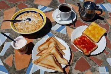 Hostal Mamio Verde   Hostel