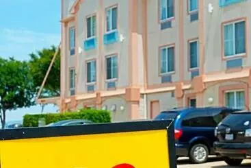 هتل Super 8 By Wyndham Irving/dfw Apt/north