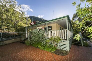 Hotel Reflections Burrinjuck Waters   Holiday Park