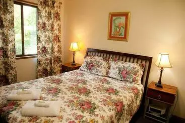 Hotel Lake Eacham Tourist Park & Self Contained Cabins