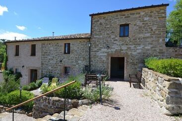 קוטג'' Apartment In Restored Farmhouse, Beautiful Views Over The Hills And Pool