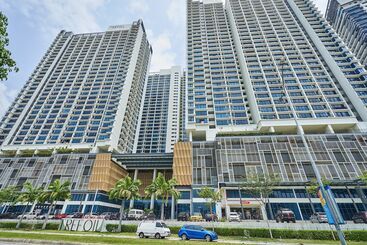 Hotel Oyo Home 89316 Special Studio Setia Alam Trefoil