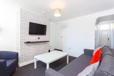 Majatalo Townhouse @ 76 Clare Street Stoke