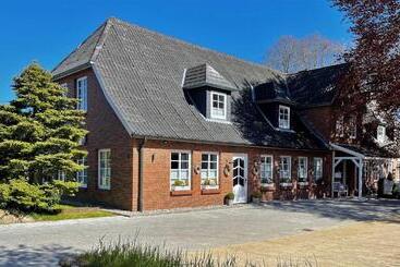 Friesen Lodge Apartments