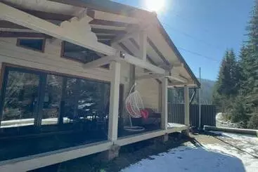 Retkeilymaja Berloga Sinevir