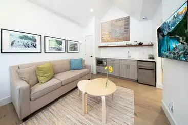 ペンション Newsroom Suites