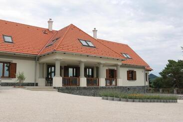 مبيت وإفطار Villa Tolnay Vendégház