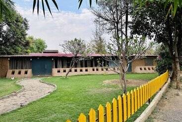 Otel Karhandla Farm And Resort