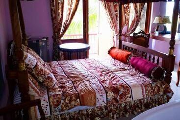 فندق White Peacocks And Birds Resort