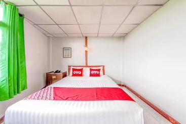 Отель Dumrong Town