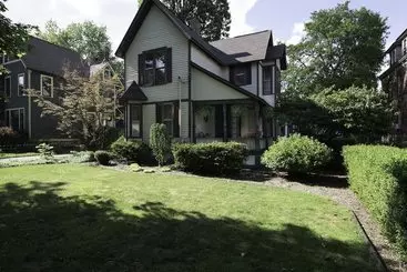 Aamiaismajoitus (B&B) Kara S Kottages @ W. Kalamazoo Ave