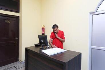 Hotel O Greenview Near Munshi Pulia Metro Station