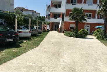 Pensão Robi Apartments