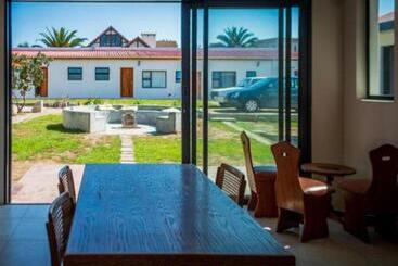 پانسیون Beach Garden Guesthouse With Self Catering