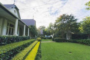 פנסיון Room In Bb - Lovely Guesthouse In Pretoria Welcoming You On A Spacious Room With Breakfast