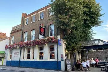 Hotelli The Red Cow   Guest House