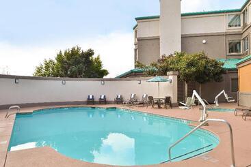 فندق Holiday Inn Express & Suites Elk Grove Central   Hwy 99, An Ihg