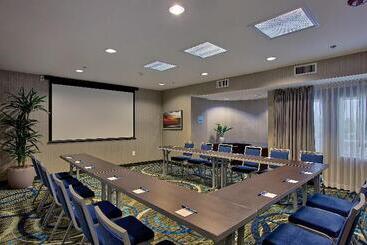 فندق Holiday Inn Express & Suites Costa Mesa, An Ihg